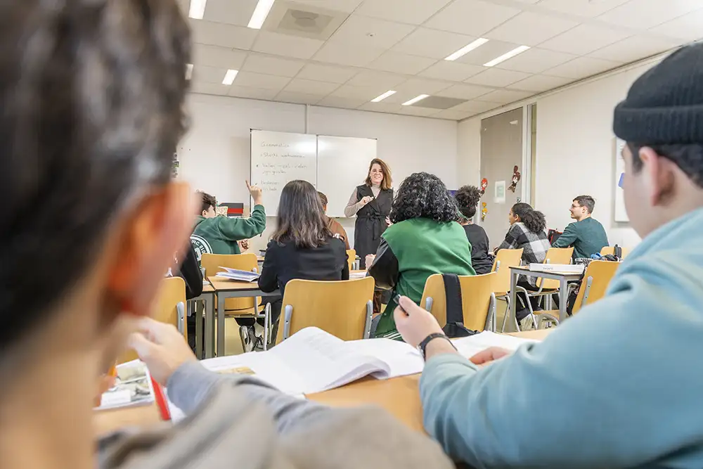 Taalkracht biedt taallessen aan vluchtelingen in noodopvang Meerhoven - Taalkracht Eindhoven